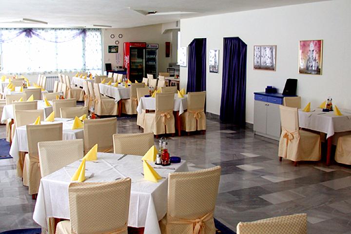 16 Impuls tol1.jpg - This slide shows an elegant and bright dining area in one of the hotels that will be used for the Teacher Training Course. Organic food will be served on the course.